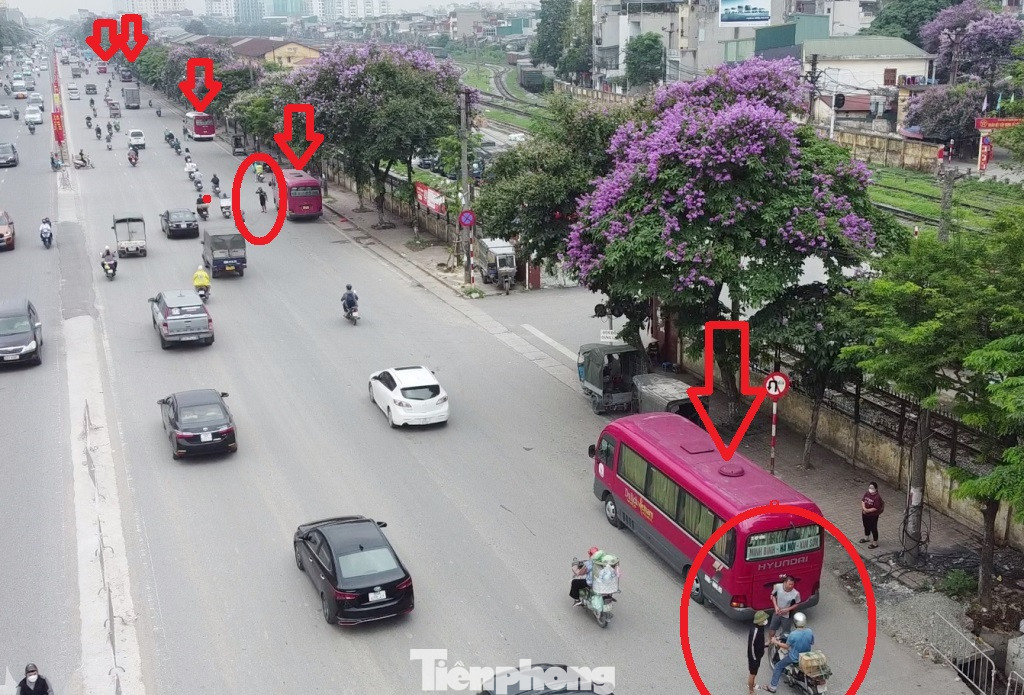 Xe khách diễu phố, đứng đón trả khách trên đường Giải Phóng trong tháng 5 vừa qua. Ảnh: V-H