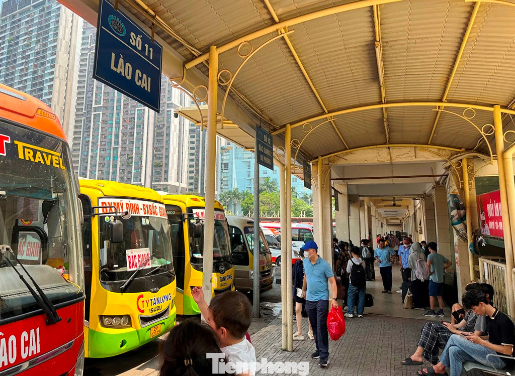 Trong sáng nay và chiều qua, hành khách ra bến xe Mỹ Đình tăng hơn 300%.