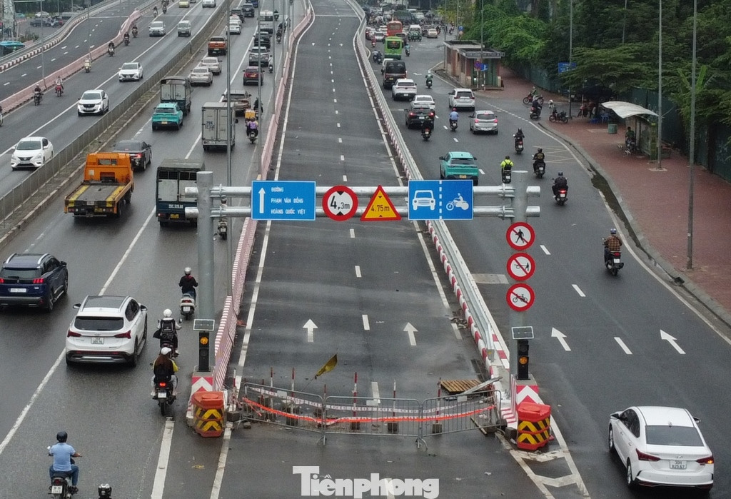 Nhiều người dân sống tại Thủ đô thường xuyên qua lại nút giao thông Mai Dịch đang rất bất ngờ, khó hiểu khi thấy hai cầu vượt thép xây dựng xong lại quây rào.