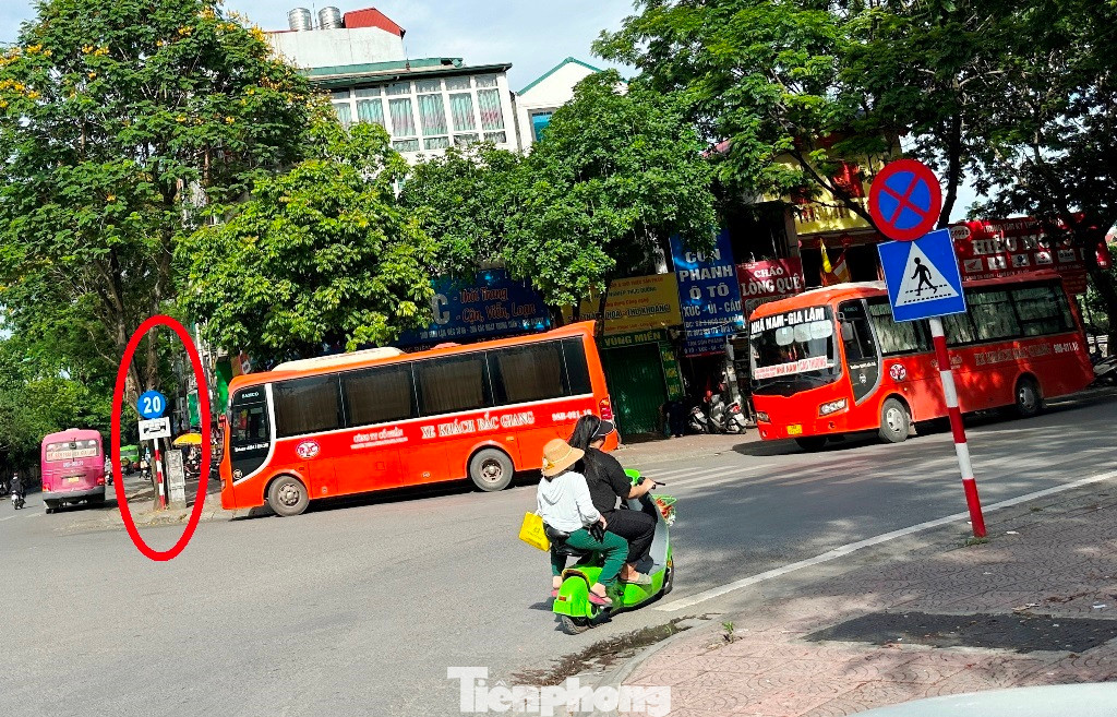 Xe khách dàn hàng vi phạm dừng đỗ tại ngã tư phố Ngọc Lâm - Ngô Gia Khảm những ngày qua.
