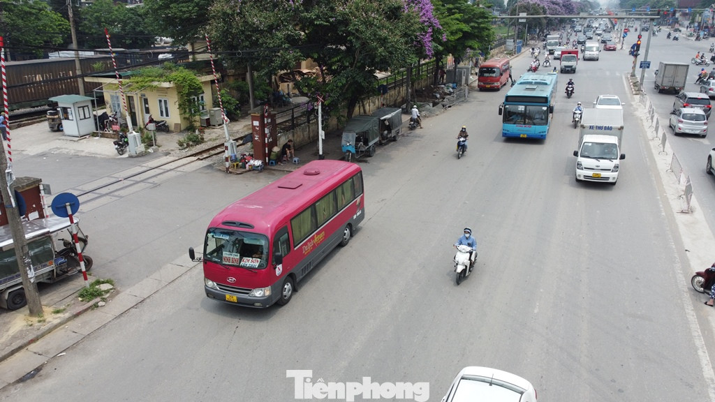 Chỉ khoảng một giờ ghi hình ảnh trên đường Giải Phóng, Kim Đồng sáng 21/5, PV Tiền Phong đã ghi được hàng chục biển số xe khách dừng đỗ, đón khách tại đây, như: 35B-00083, 18B-02476, 35B-00116, 35B-00324, 35H-1051, 35B-00178, 35B-00144, 35B-00323...