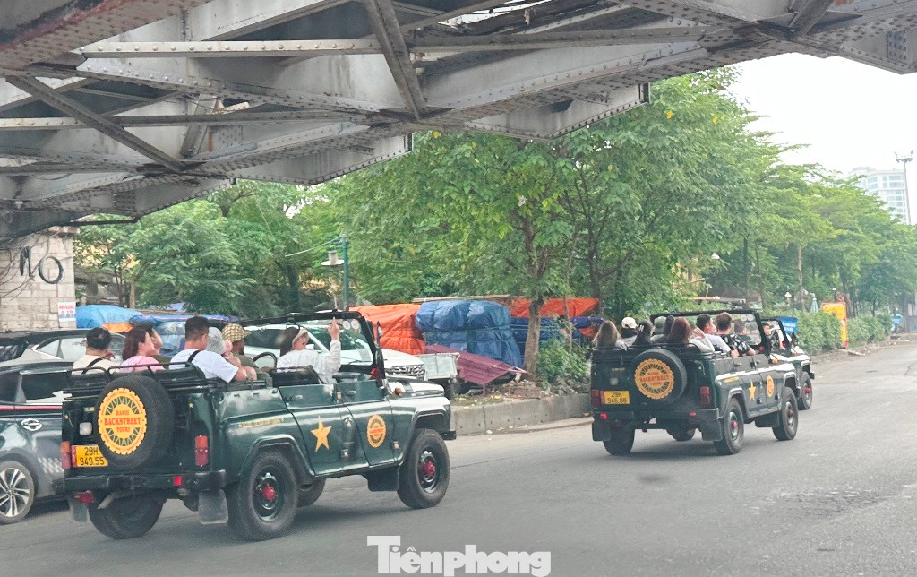 Sau khi cùng liên ngành đi kiểm tra, xử lý xe UAZ hoạt động trên đường, đại diện Thanh tra giao thông, Sở GTVT Hà Nội đánh giá, nhiều xe chạy trên đường đã chở với số lượng người vượt số ghế quy định, xe không có kính chắn gió, mui che nắng mưa theo thiết kế và chứng nhận đăng kiểm kỹ thuật; thậm chí khi hoạt động trên đường các xe này còn dừng đỗ, đón trả khách rất lộn xộn, gây ảnh hưởng đến an toàn giao thông, mỹ quan, trật tự đô thị...