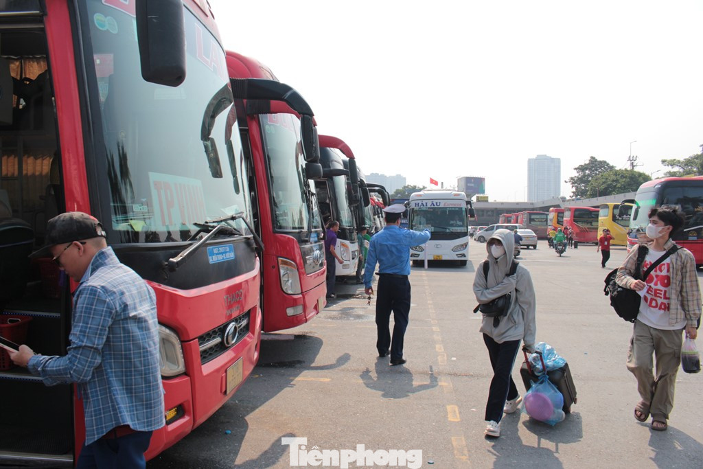 Với bến xe Nước Ngầm, lượng xe tăng cường được các DN vận tải chủ động thực hiện từ chiều 26/4.