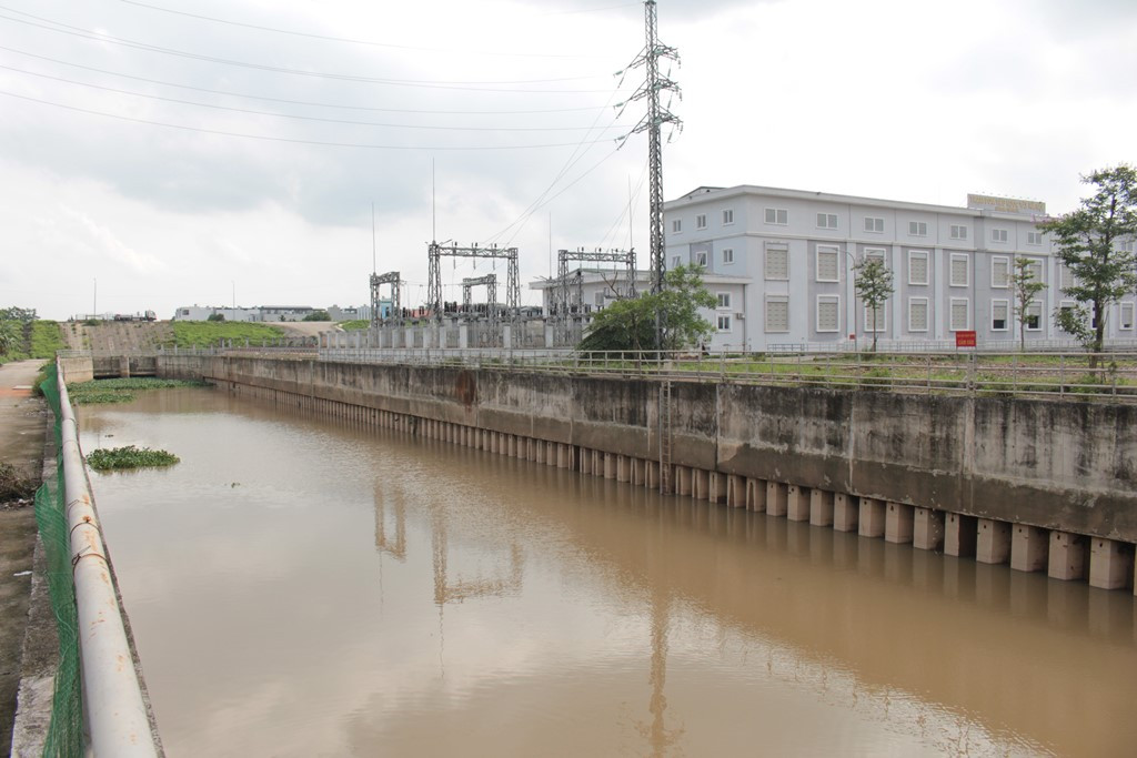 Hồ chứa và kênh dẫn nước tại trạm bơm Yên Nghĩa (Hà Đông) cũng hạ về mực nước thấp nhất (lộ cả trụ chân tường chắn đã ngâm dưới nước lâu ngày)