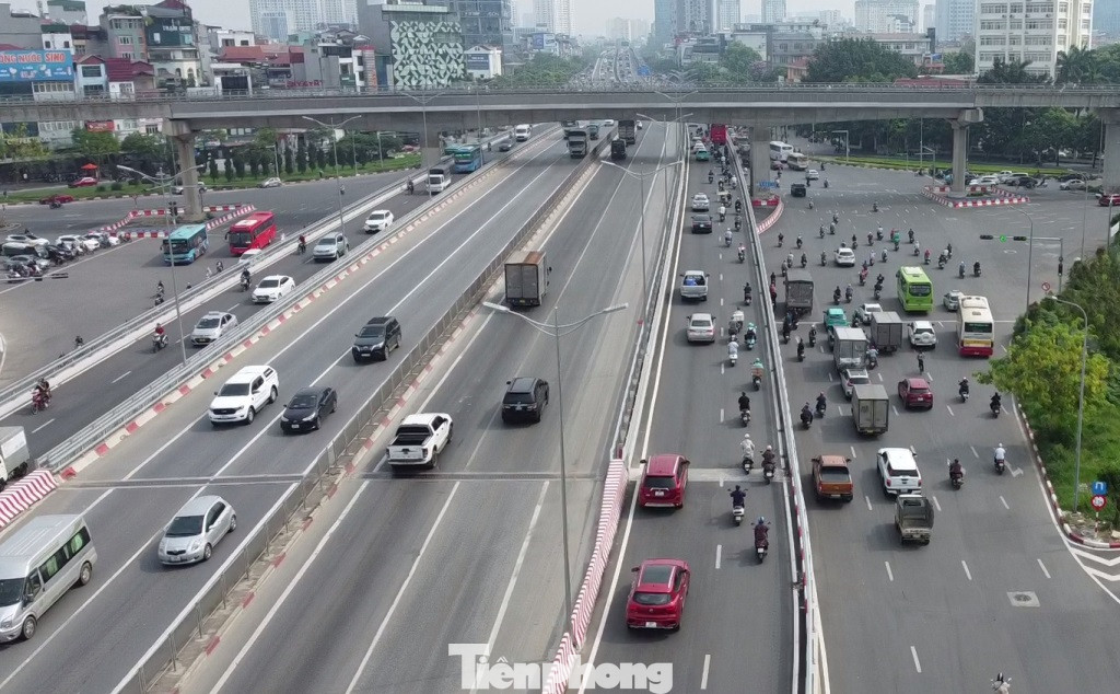 Với việc được bổ sung thêm hai cầu vượt thép và lắp đặt thêm hàng cọc tiêu, hiện nút giao Mai Dịch phương tiện đã đi lại nhịp nhàng, giảm được xung đột, ùn tắc giao thông.