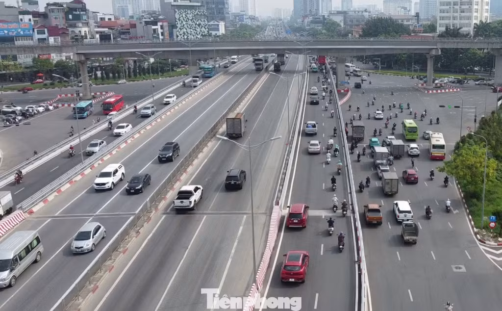 Với việc được bổ sung thêm hai cầu vượt thép và lắp đặt thêm hàng cọc tiêu, hiện nút giao Mai Dịch phương tiện đã đi lại nhịp nhàng, giảm được xung đột, ùn tắc giao thông.