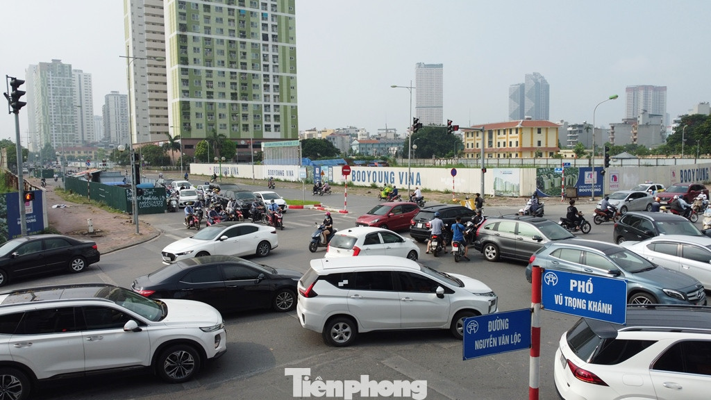 Ùn tắc trên đường Vũ Trọng Khánh và các nút giao với tuyến phố này diễn ra trong suốt thời gian qua, nhất là giờ cao điểm.