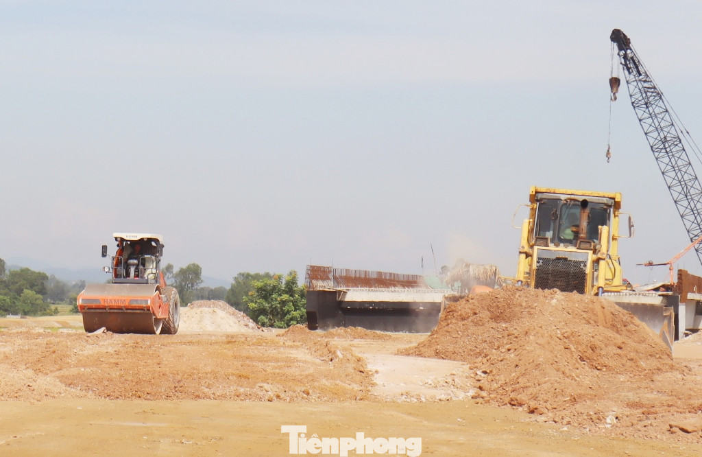 Tại công trường dự án Hàm Nghi - Vũng Áng, công nhân và máy móc cũng đang thi công ngày đêm để đẩy nhanh tiến độ.