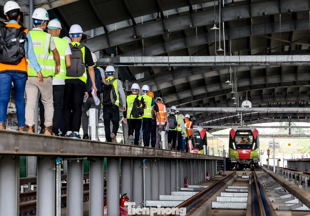 Sau khi được đào tạo nghiệp vụ nhiều ngày, các nhân viên kỹ thuật, nhân viên lái tàu được ra tuyến để tiếp cận các đoàn tàu.