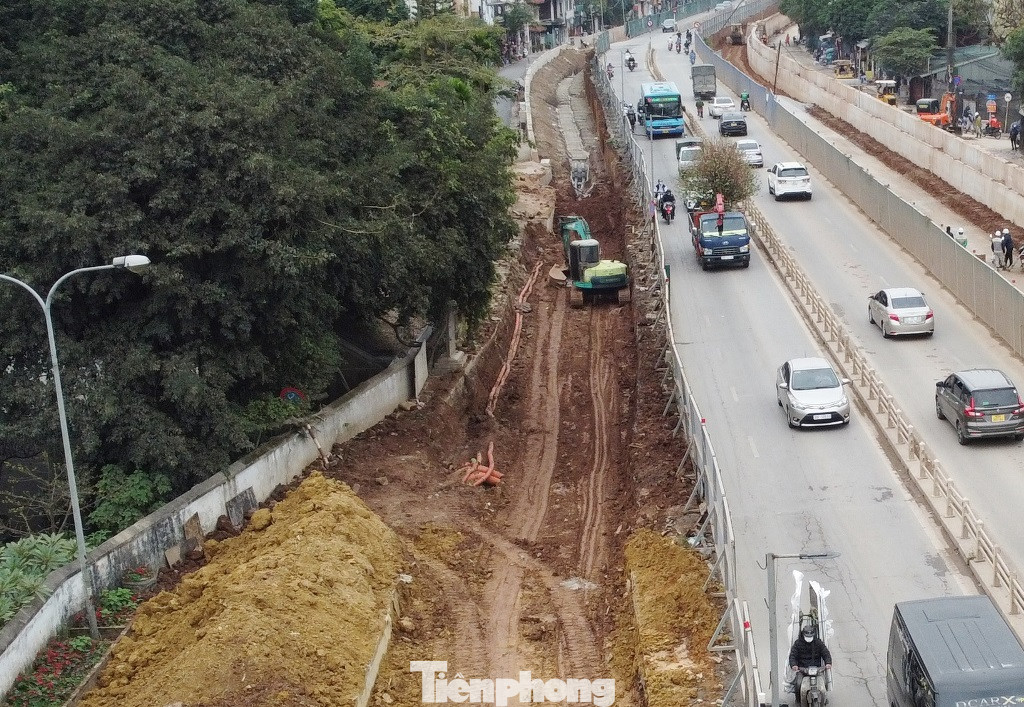 Trao đổi với PV Tiền Phong về tình hình thi công dự án hiện nay, đại diện Ban QLDA Giao thông Hà Nội vừa cho biết, đến nay mặt bằng mở rộng đường từ nút giao Yên Phụ đến cầu Nhật Tân đã đào, mở rộng cơ bản xong, các nhà thầu đang được yêu cầu thi công ngày đêm để đắp, thảm mặt đường. Trao đổi với PV Tiền Phong về tình hình thi công dự án hiện nay, đại diện Ban QLDA Giao thông Hà Nội vừa cho biết, đến nay mặt bằng mở rộng đường từ nút giao Yên Phụ đến cầu Nhật Tân đã đào, mở rộng cơ bản xong, các nhà thầu đang được yêu cầu thi công ngày đêm để đắp, thảm mặt đường.