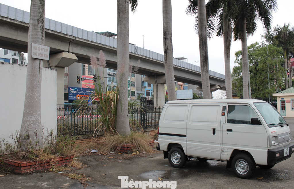 Riêng khu vực có biển đỗ cho xe chờ đăng kiểm thời điểm 10 giờ chỉ có 1 xe đỗ ở đây.