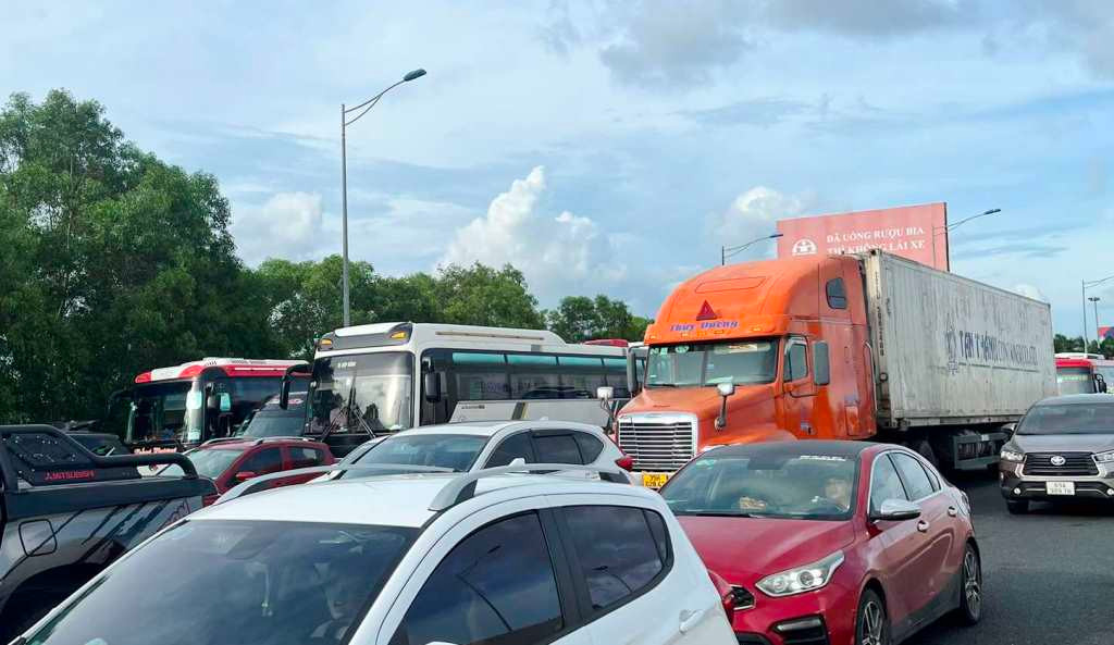 Rất nhiều xe khách, xe con và xe chở hàng hóa phải dừng chờ đợi lâu vì ùn tắc trên cao tốc. Ảnh: Minh Tuấn Rất nhiều xe khách, xe con và xe chở hàng hóa phải dừng chờ đợi lâu vì ùn tắc trên cao tốc. Ảnh: Minh Tuấn