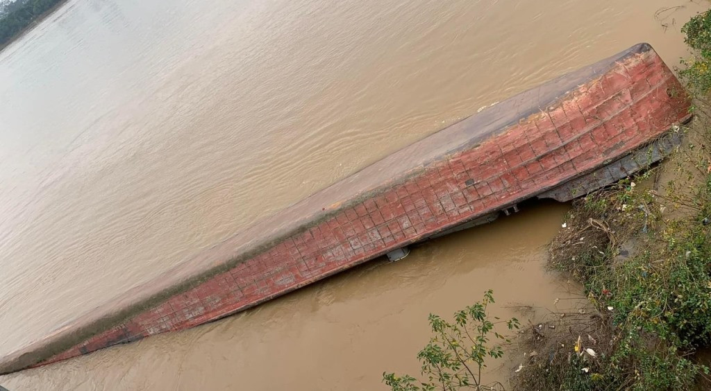 Hiện trường tàu xà lan chở hàng trăm tấn cát bị lật trên sông Hồng đoạn tại chân cầu Chương Dương. Ảnh: Người dân chụp lại Hiện trường tàu xà lan chở hàng trăm tấn cát bị lật trên sông Hồng đoạn tại chân cầu Chương Dương. Ảnh: Người dân chụp lại