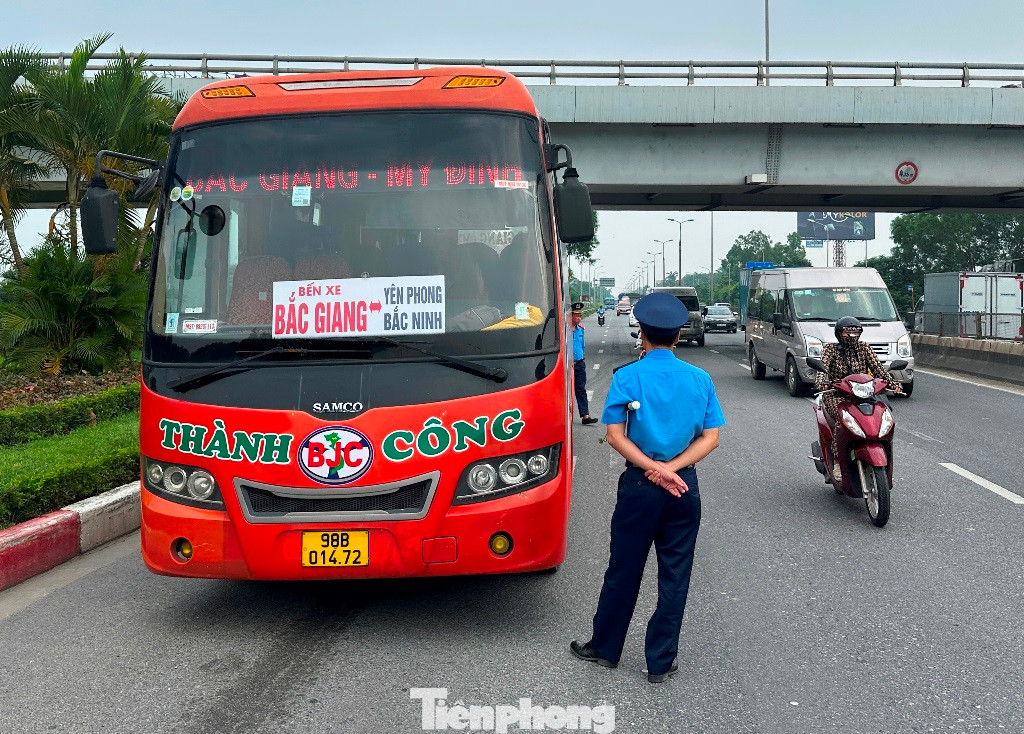 Bằng cách này trong mấy ngày cuối tuần qua tại các khu vực như nút giao Nam Hồng, Kim Chung, chân cầu Thăng Long… tổ công tác đã kiểm tra, xử lý hàng chục xe khách vi phạm trên đường. Bằng cách này trong mấy ngày cuối tuần qua tại các khu vực như nút giao Nam Hồng, Kim Chung, chân cầu Thăng Long… tổ công tác đã kiểm tra, xử lý hàng chục xe khách vi phạm trên đường.