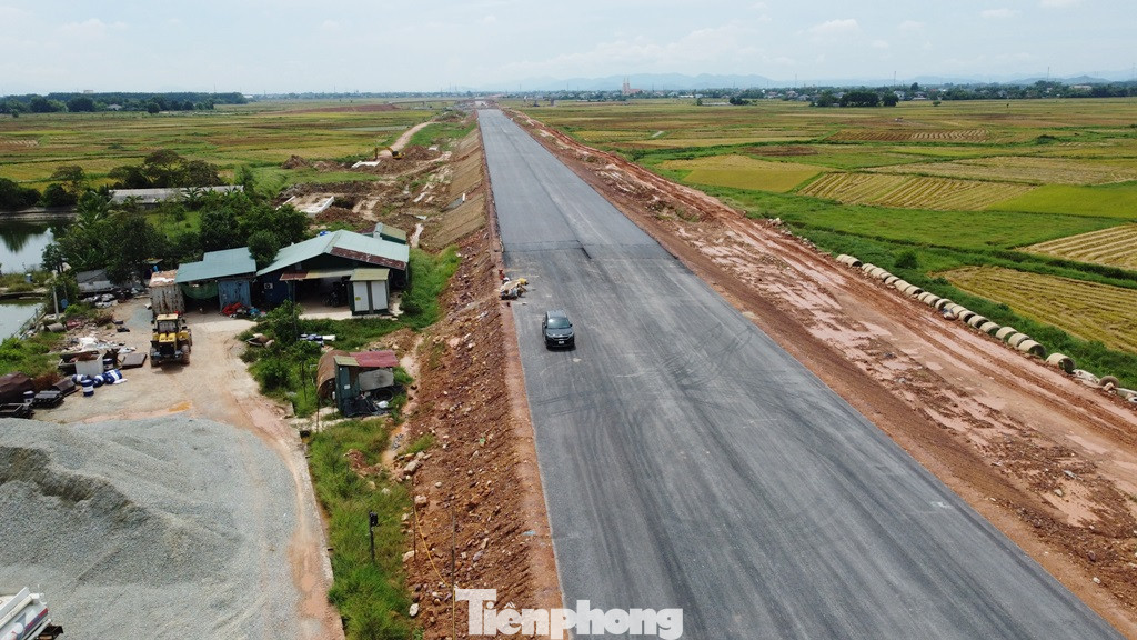 Với khối lượng thi công đạt trên mức 52% (mức chung của 12 dự án cao tốc Bắc Nam giai đoạn 2), trong đó có nhiều đoạn đã thảm nhựa mặt đường, dự án Hàm Nghi - Vũng Áng đang phấn đấu hoàn thành việc thi công trên tuyến chính vào 30/4/2025 (vượt tiến độ 6 tháng).