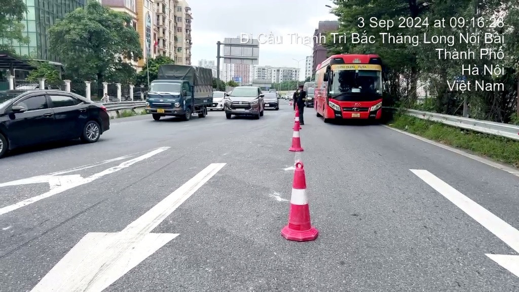 CSGT và Cảnh sát cơ động đứng làm rào mềm để phân làn xe đi theo các hướng được phân luồng trong sáng 3/9 CSGT và Cảnh sát cơ động đứng làm rào mềm để phân làn xe đi theo các hướng được phân luồng trong sáng 3/9