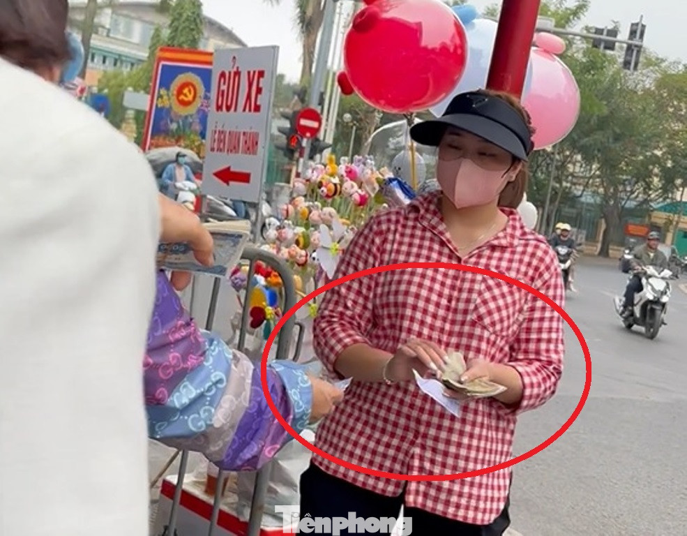 Trước đó, ngày mùng 4 Tết Giáp Thìn (13/2), bãi xe này đã bị liên ngành GTVT - Công an lập biên bản vi phạm quy định về trông giữ xe, nhưng 2 ngày qua, nhân viên bãi xe (vòng tròn đỏ) vẫn "chặt chém" khách đến gửi xe.