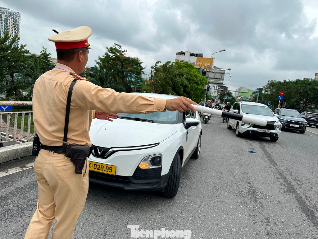 Do vậy trong những ngày đầu thực hiện, CSGT chốt trực tại dốc đường dẫn phía Long Biên lên, đã điều tiết, phân luồng chỉ cho xe ô tô đi vào 2 làn giữa cầu, cấm không cho đi vào làn đường cánh gà. Do vậy trong những ngày đầu thực hiện, CSGT chốt trực tại dốc đường dẫn phía Long Biên lên, đã điều tiết, phân luồng chỉ cho xe ô tô đi vào 2 làn giữa cầu, cấm không cho đi vào làn đường cánh gà.