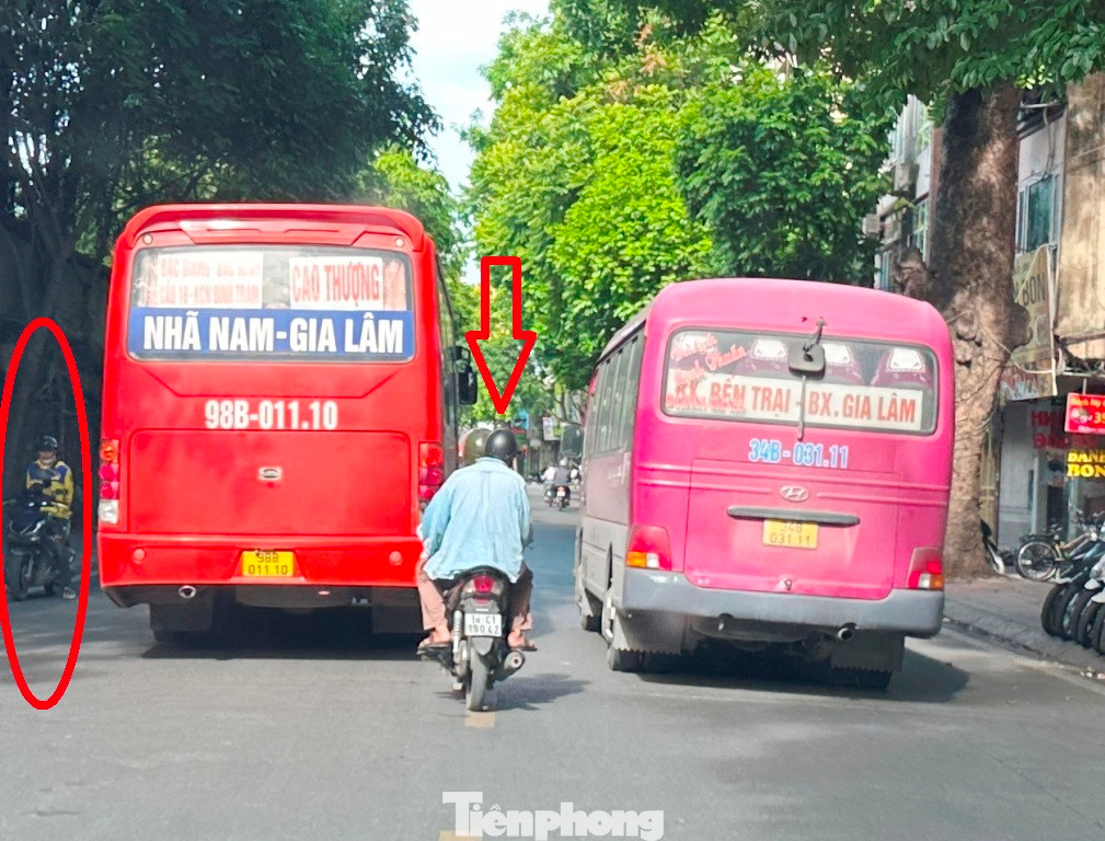 Thậm chí nhiều xe còn đi song song, chèn ép nhau, dẫn đến bịt cả đường. Việc này vừa gây nguy hiểm vừa gây bức xúc, lo sợ cho người đi đường...