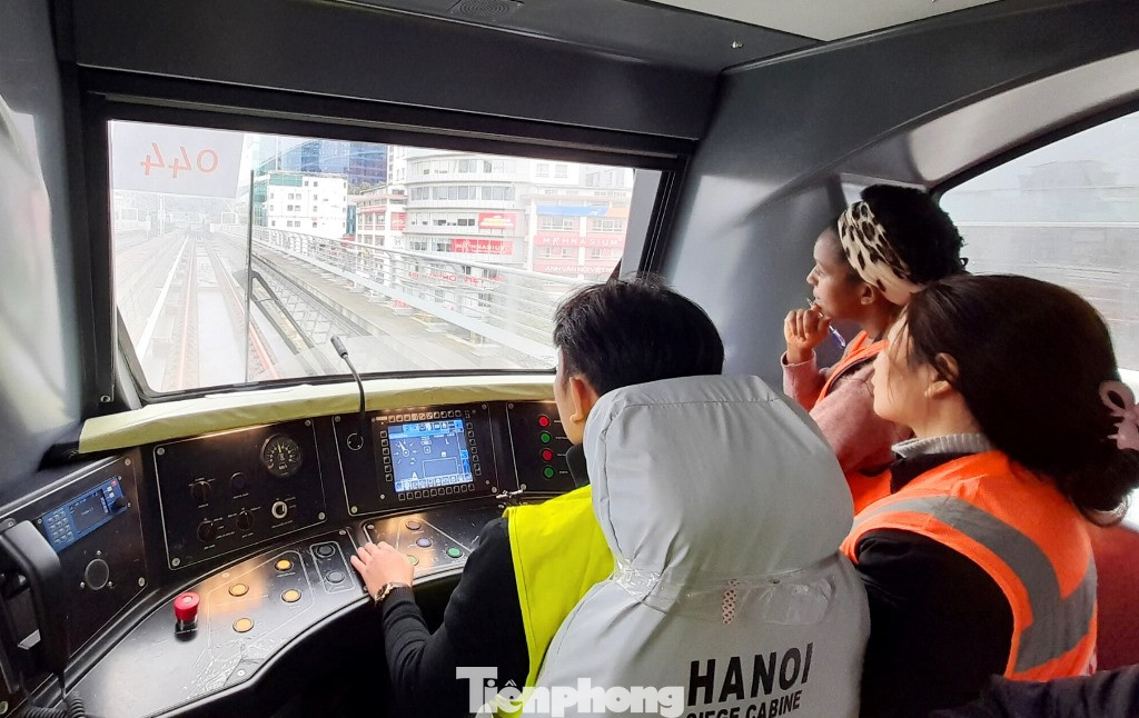 Thợ lái tàu trên tuyến metro Nhổn - ga Hà Nội không chỉ nam mà còn có cả các nữ lái tàu trẻ trung.