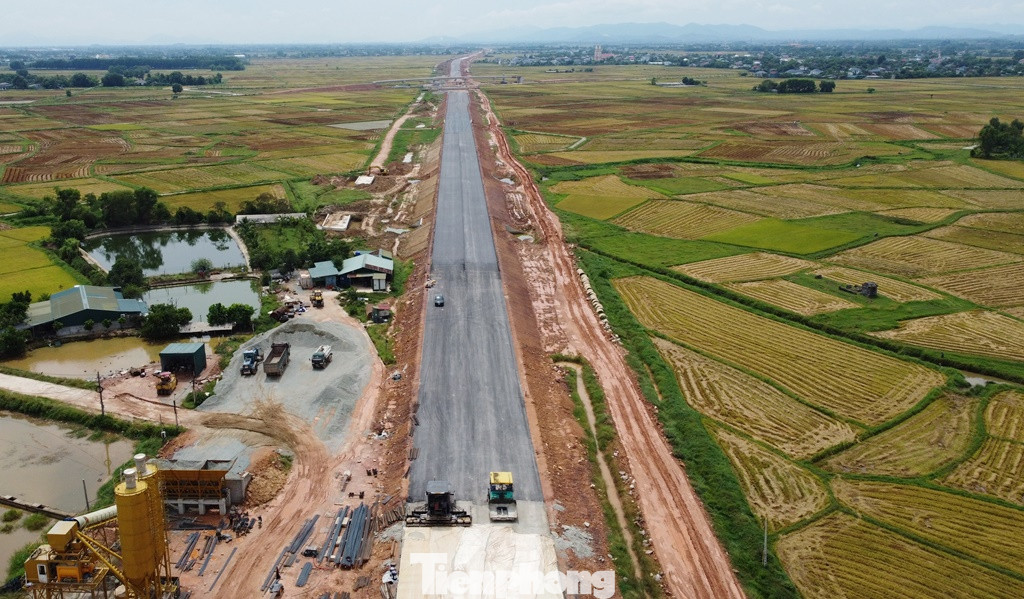 Theo ông Thắng hiện dự án đã thi công được 57,1%, trong đó nhiều đoạn đã thảm bê tông nhựa mặt đường, hiện dự án đang tiếp tục được đẩy nhanh thi công ngày đêm đặt mục tiêu hoàn thành tuyến chính vào dịp 30/4/2025 (vượt tiến độ 6 tháng).