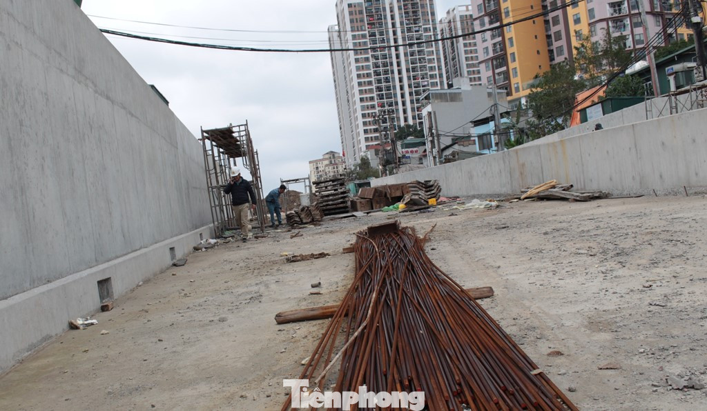 Sau khi đổ xong các đốt hầm và tường chắn, chiều rộng mặt cắt ngang hầm mỗi bên là 2 làn xe hỗn hợp.