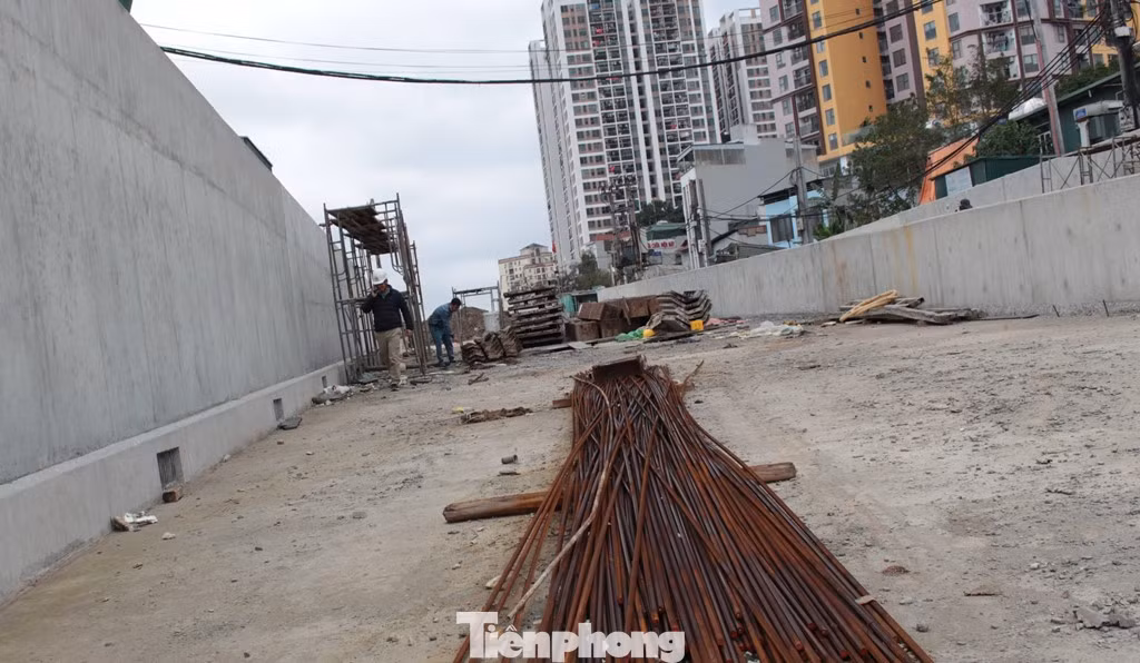 Sau khi đổ xong các đốt hầm và tường chắn, chiều rộng mặt cắt ngang hầm mỗi bên là 2 làn xe hỗn hợp.