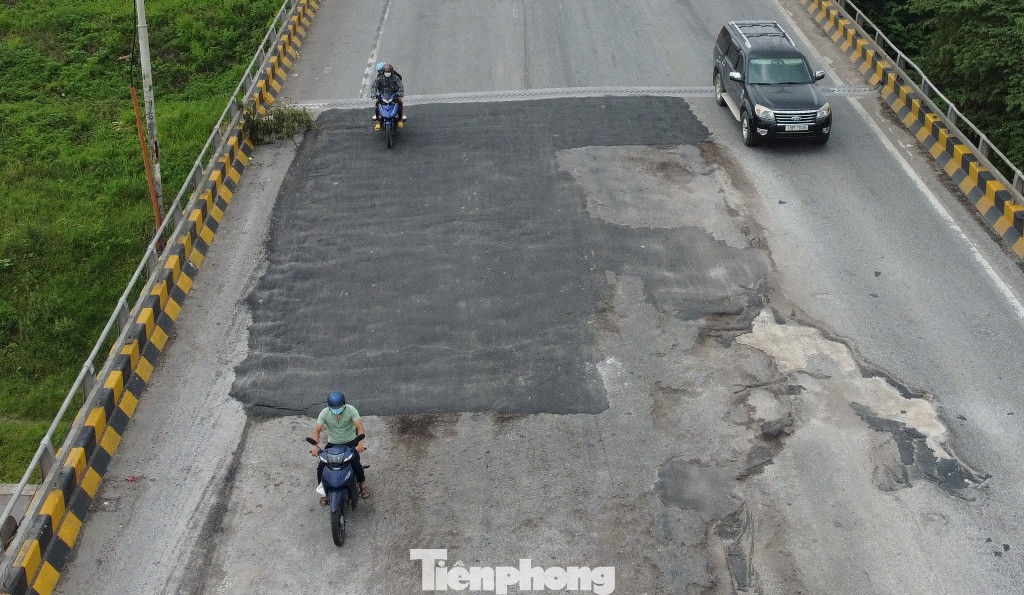 Việc mặt cầu Phù Đổng bị rách sau đó được thảm sơ sài và không đúng chất liệu đã gây mặt cầu nổi các ụ sóng, rất nguy hiểm cho phương tiện đi lại, đặc biệt là về ban đêm. Việc mặt cầu Phù Đổng bị rách sau đó được thảm sơ sài và không đúng chất liệu đã gây mặt cầu nổi các ụ sóng, rất nguy hiểm cho phương tiện đi lại, đặc biệt là về ban đêm.