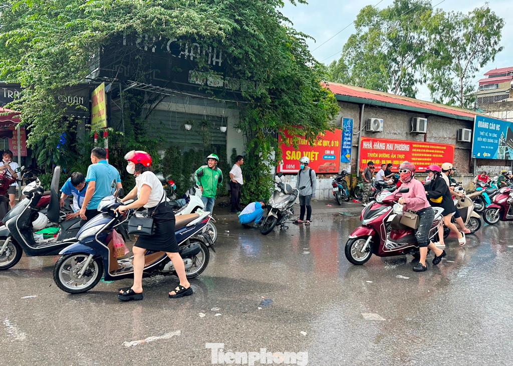 Thời điểm 10h30 hôm nay, rất nhiều xe hai bánh chết máy do bị ngập nước tại nút Xa La, phải nhờ đến các dịch vụ sửa xe tự phát hai bên đường.