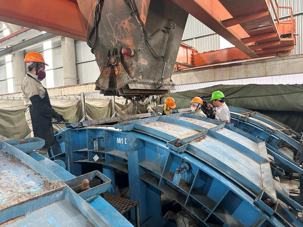 Sau đó, hệ thống máy tời bên trên sẽ phun bê tông tươi vào khuôn, giằng sắt bên trong đã được tạo.