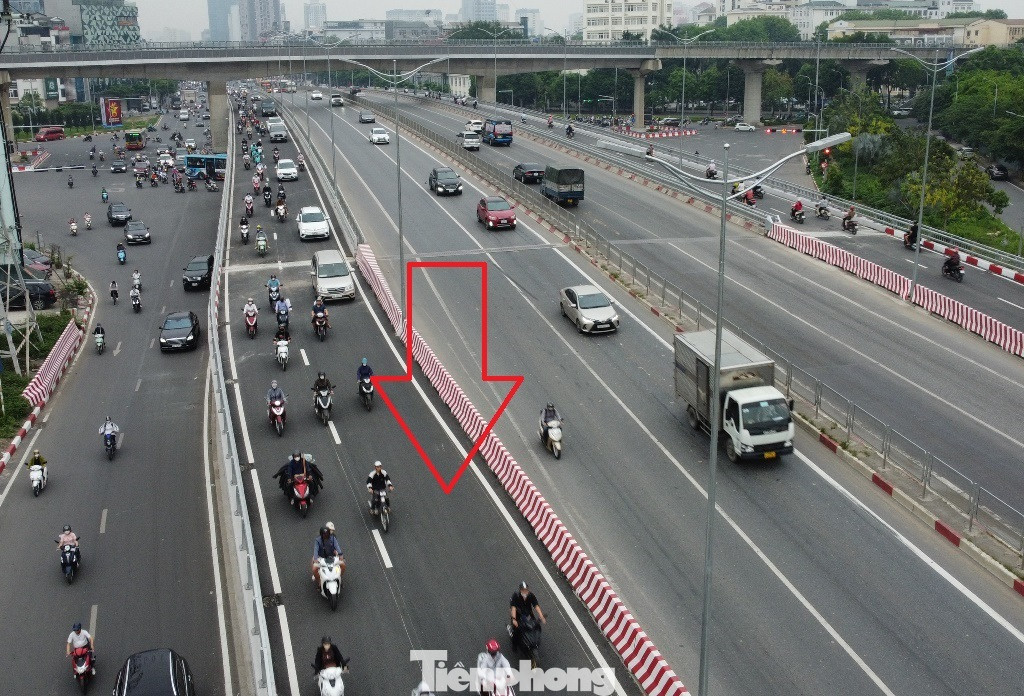 Hai làn cầu vượt thép bổ sung sáng nay đông đúc phương tiện lưu thông. Hai làn cầu vượt thép bổ sung sáng nay đông đúc phương tiện lưu thông.