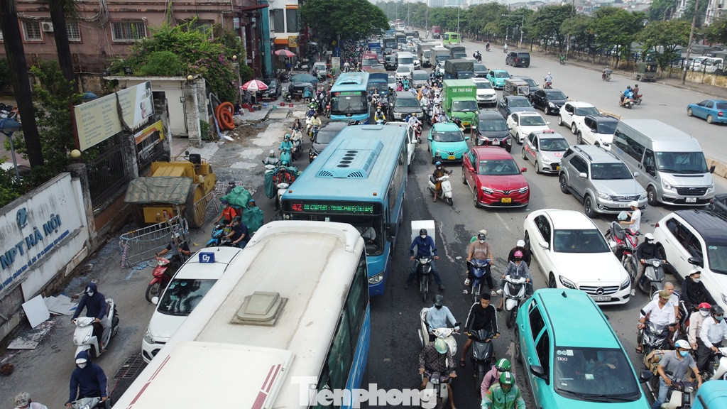 Giao thông ùn tắc kéo dài trên đường Giải Phóng dẫn đến nút giao Kim Đồng theo hướng vào nội thành. Giao thông ùn tắc kéo dài trên đường Giải Phóng dẫn đến nút giao Kim Đồng theo hướng vào nội thành.