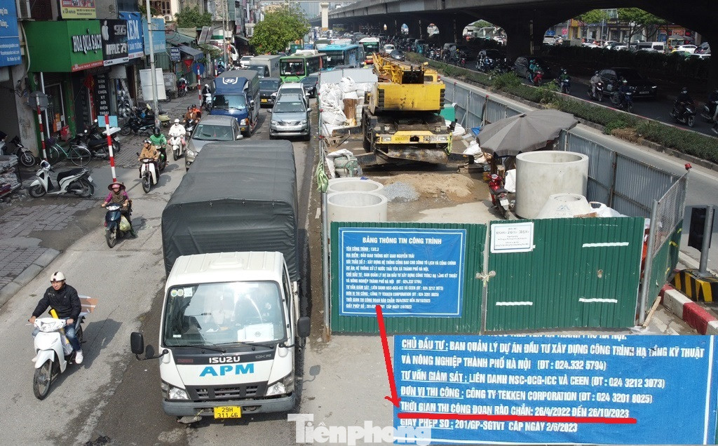 Thậm chí hàng rào trước các số nhà 120 - 126 Nguyễn Xiển, bảng thông tin dự án thông báo thời gian được cấp phép rào đường chỉ từ ngày 24/4 đến 26/10/2023 - như vậy đến nay hàng rào này đã hết phép hơn 2 tháng.