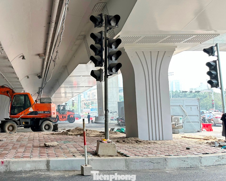 Bên dưới nút giao Mai Dịch cũng đang được các đơn vị thi công dự án thực hiện việc cải tạo, bố trí lại các cột đèn tín hiệu phục vụ công tác tổ chức lại giao thông.