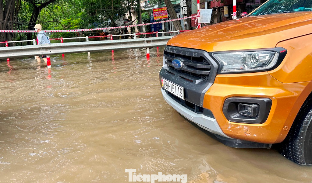 Đường Cầu Bươu đoạn qua cầu Bươu nước ngập hơn nửa bánh xe.