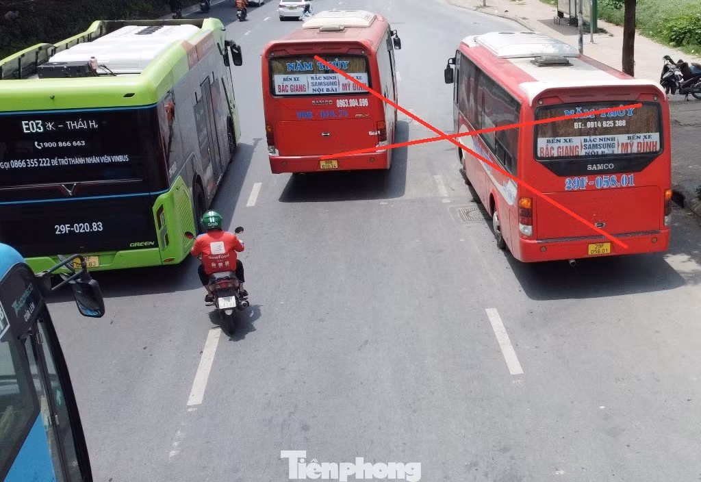 Xe khách chiếm 2 làn đường trong cùng và dàn hàng ngang diễu phố, đẩy xe buýt, xe máy ra bên ngoài trên đường Phạm Hùng vừa qua. Ảnh: V-H