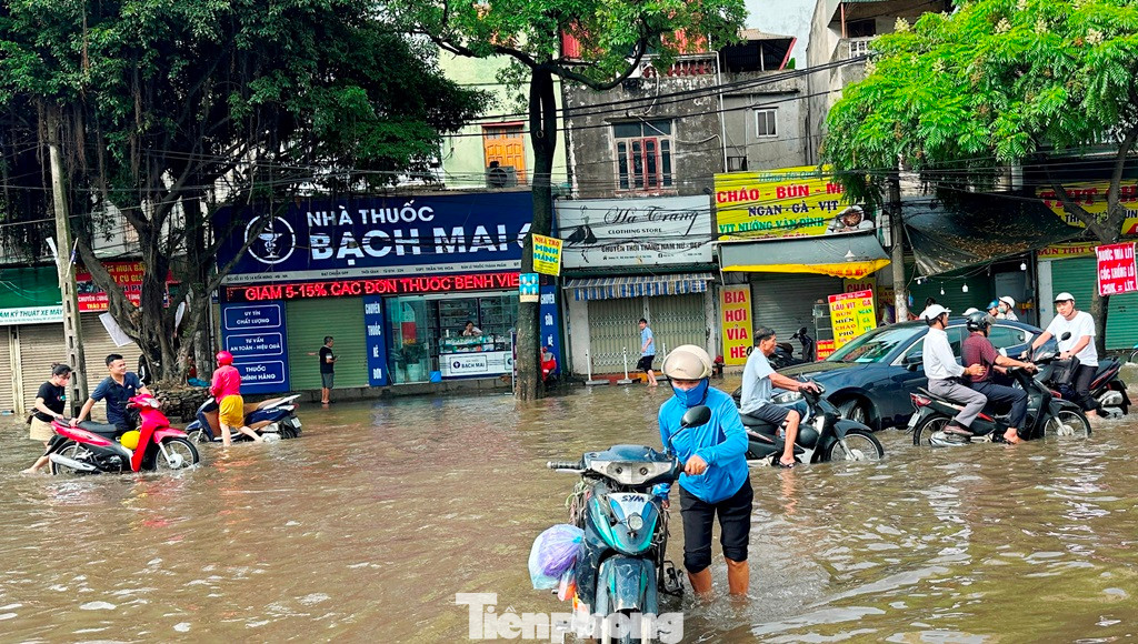 Trong khi nhà máy không thể hoạt động hết công suất để bơm, xả nước ngập thì trong các ngày từ 23 đến 25 vừa qua, trên nhiều tuyến phố ở như Phùng Hưng, Đại lộ Thăng Long, Tố Hữu kéo dài, Xa La, Cầu Bươu… nước ngập lút bánh xe máy, người dân đi lại khó khăn, phương tiện chết máy.