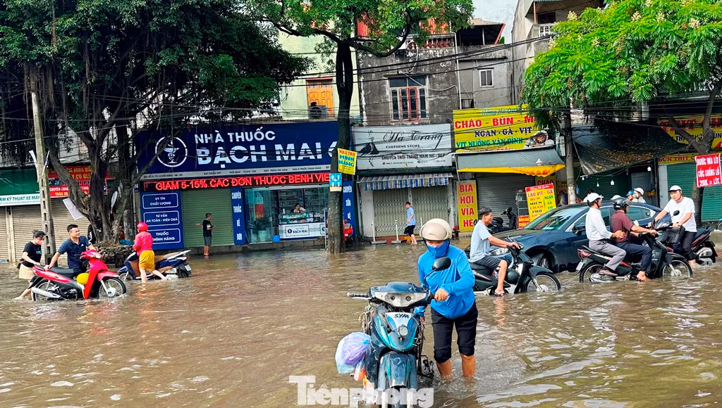 Trong khi nhà máy không thể hoạt động hết công suất để bơm, xả nước ngập thì trong các ngày từ 23 đến 25 vừa qua, trên nhiều tuyến phố ở như Phùng Hưng, Đại lộ Thăng Long, Tố Hữu kéo dài, Xa La, Cầu Bươu… nước ngập lút bánh xe máy, người dân đi lại khó khăn, phương tiện chết máy.