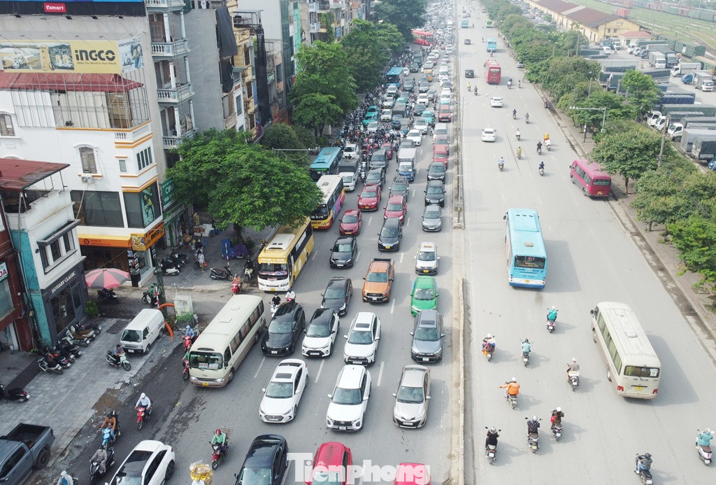 Đặc biệt chiều đường Giải Phóng đến nút giao Kim Đồng ùn tắc kéo dài đến tận đoạn giao với đường Trương Định - dài gần 1 km. Đặc biệt chiều đường Giải Phóng đến nút giao Kim Đồng ùn tắc kéo dài đến tận đoạn giao với đường Trương Định - dài gần 1 km.