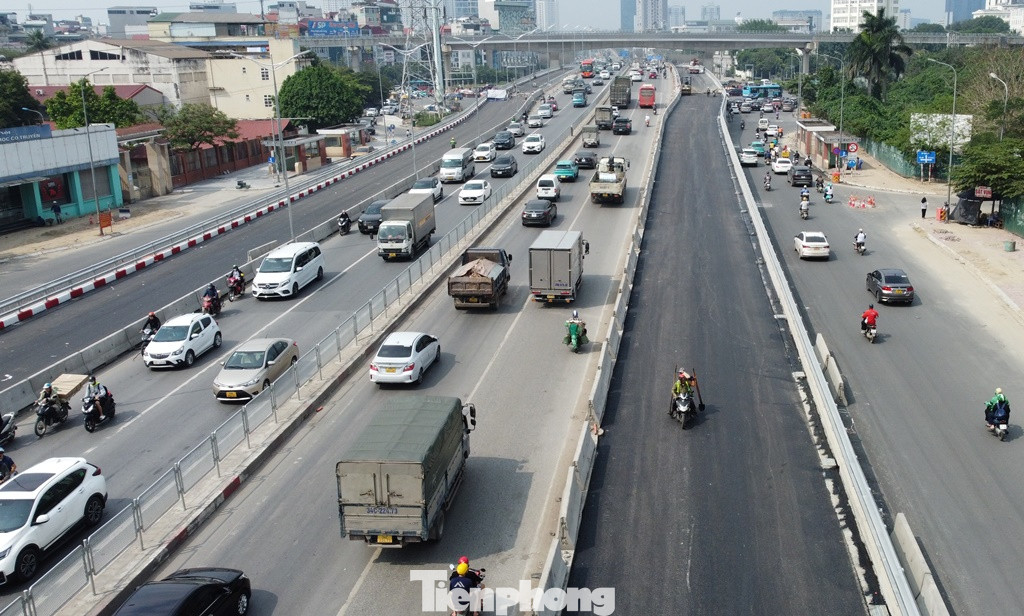 Để thuận lợi cho việc thi công những hạng mục cuối cùng trong đó có thảm bê tông nhựa mặt cầu, lắp dải phân cách..., hơn tuần qua, toàn bộ cầu vượt Mai Dịch đã cấm, hạn chế một số loại xe đi lên. Để thuận lợi cho việc thi công những hạng mục cuối cùng trong đó có thảm bê tông nhựa mặt cầu, lắp dải phân cách..., hơn tuần qua, toàn bộ cầu vượt Mai Dịch đã cấm, hạn chế một số loại xe đi lên.