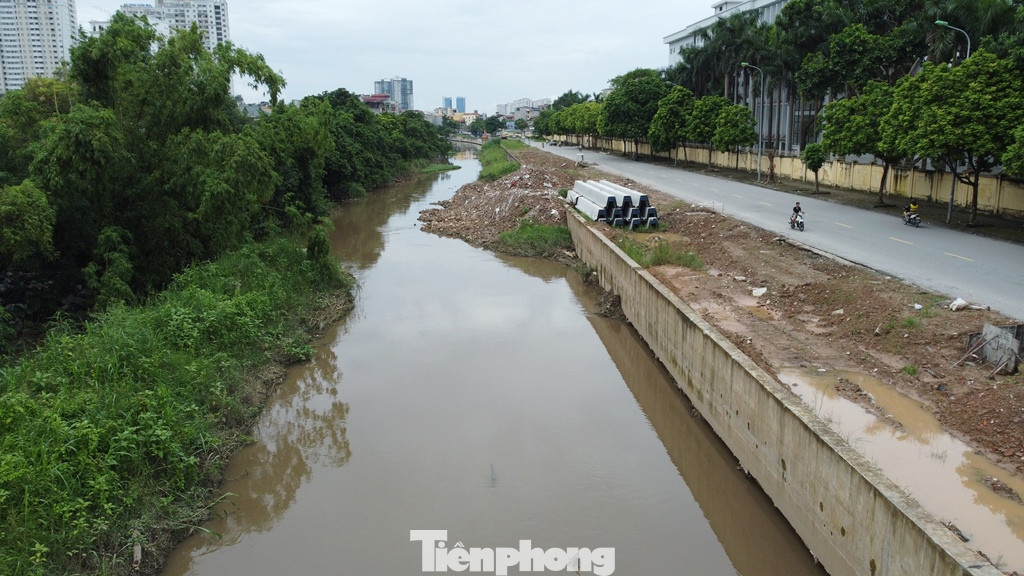 Cùng với đó, hiện việc thi công kênh dẫn vẫn đang bị dừng để phục vụ thoát nước mùa mưa 2024. Tuy nhiên, khi dừng thi công đơn vị thực hiện dự án đã không thanh thải, nạo thông dòng chảy theo quy định.