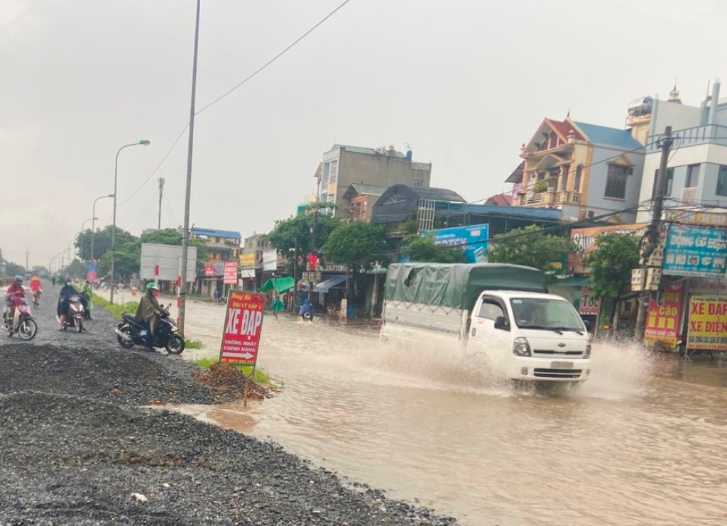 Quốc lộ 6 đoạn Hà Đông - cầu Mai Lĩnh cũng ngập, phương tiện đi lại khó khăn.