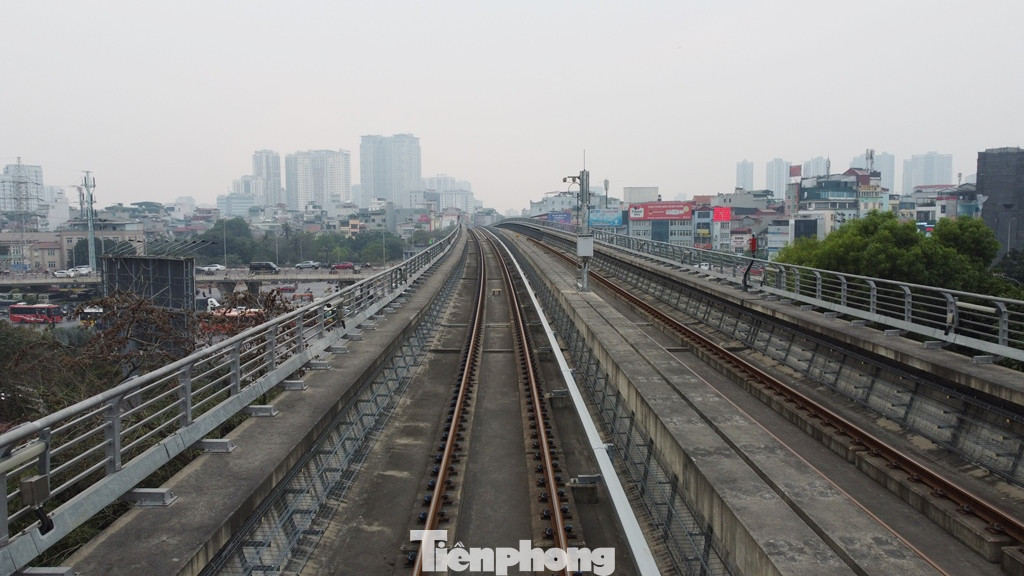 Nhiều hạng mục, thiết bị, đặc biệt là đường ray, cầu thang máy loại bản cuốn, do nằm phơi nắng mưa lâu ngày đã bị bong tróc sơn, lớp bảo vệ và hoen gỉ.