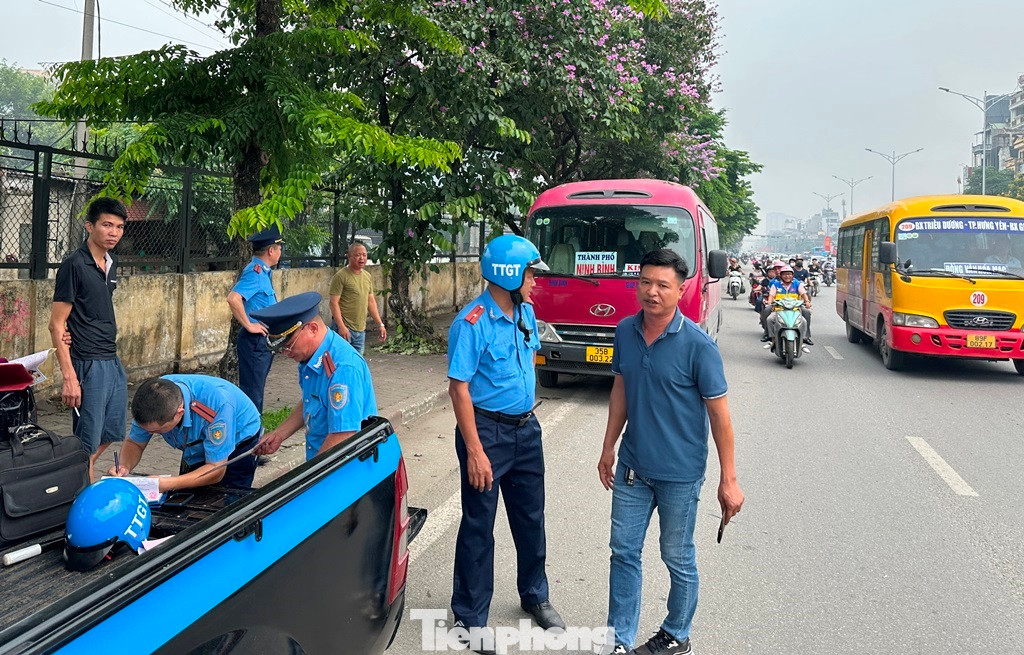 Đội Thanh tra giao thông Hoàng Mai, Thanh tra Sở GTVT Hà Nội kiểm tra, xử lý xe khách trên đường Giải Phóng ngày 24/5. Ảnh: Lê Hưng Đội Thanh tra giao thông Hoàng Mai, Thanh tra Sở GTVT Hà Nội kiểm tra, xử lý xe khách trên đường Giải Phóng ngày 24/5. Ảnh: Lê Hưng