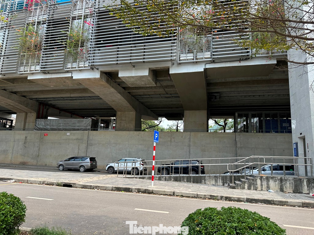 Để phục vụ người dân có nơi đỗ xe đi tàu khi đoạn trên tuyến đường sắt đô thị (metro) Nhổn - ga Hà Nội đi vào hoạt động, từ năm 2022 UBND thành phố Hà Nội đã giao cho Sở GTVT Hà Nội chủ trì, phối hợp với Cty Khai thác điểm đỗ xe Hà Nội khảo sát, tổ chức các điểm đỗ xe tại khu vực ga.