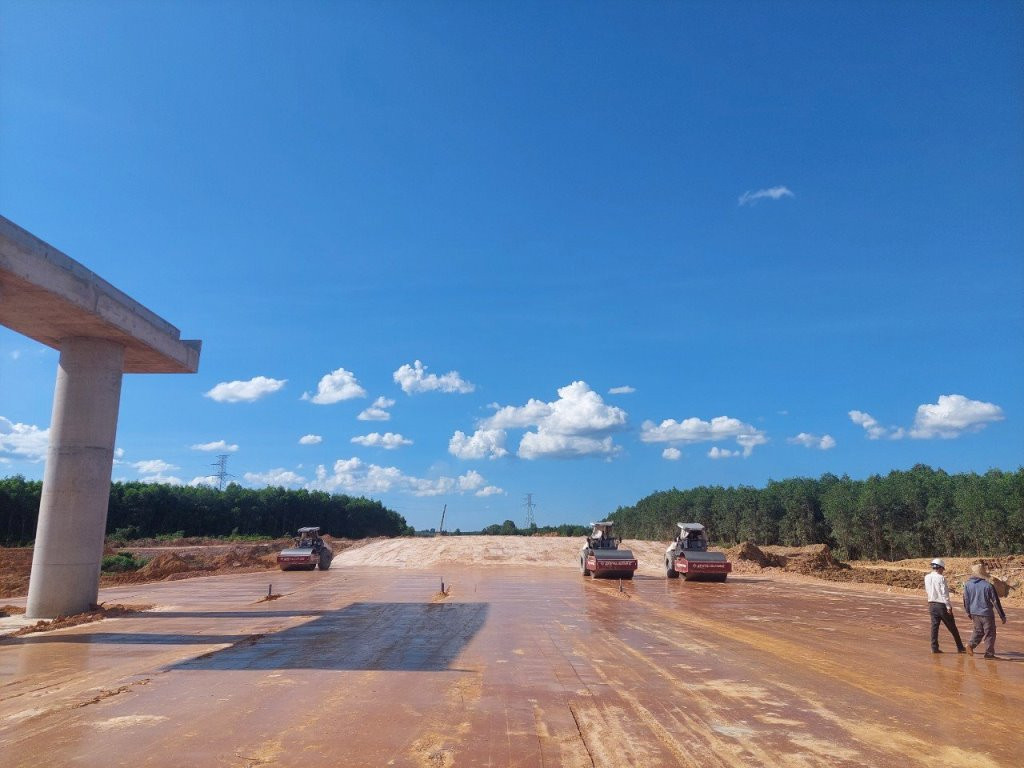 Dự án do Ban Quản lý dự án (QLDA) đường Hồ Chí Minh (Bộ GTVT) làm đại diện chủ đầu tư với số vốn 9.900 tỷ đồng và được khởi công tháng 1/2023. Dự án do Ban Quản lý dự án (QLDA) đường Hồ Chí Minh (Bộ GTVT) làm đại diện chủ đầu tư với số vốn 9.900 tỷ đồng và được khởi công tháng 1/2023.