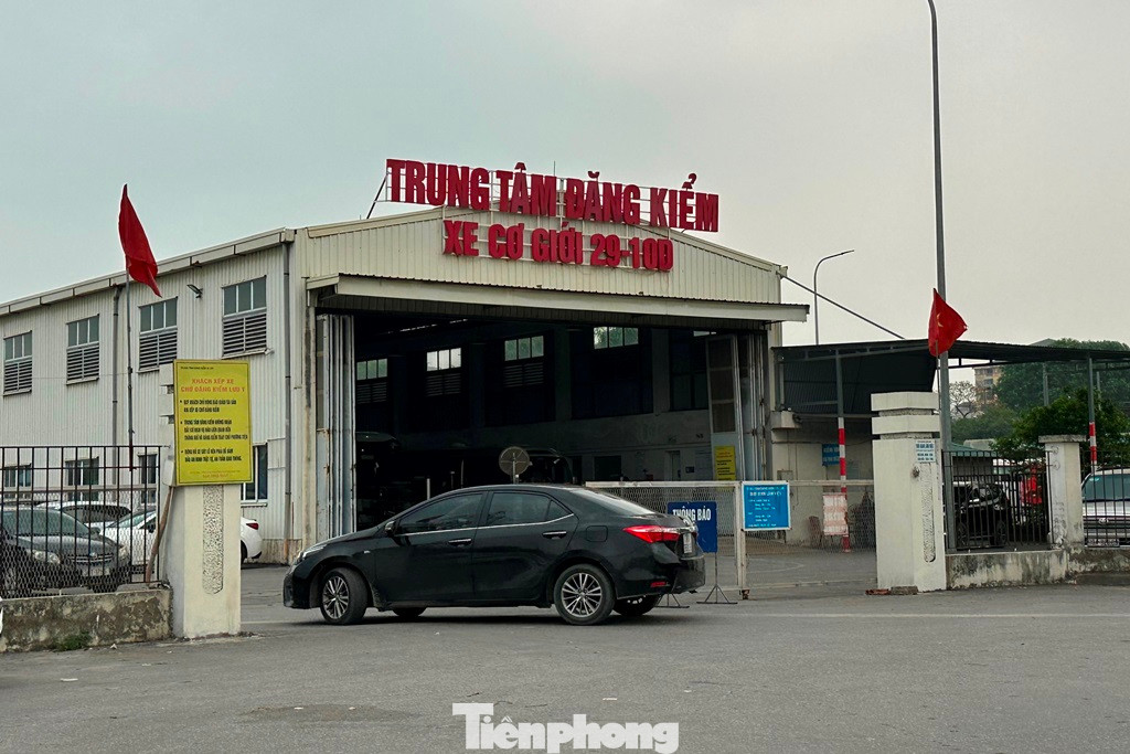 Với các trạm TTĐK Đền Lừ, TTĐK Phạm Văn Đồng, TTĐK Hà Đông… xe đến đây đều được tiếp nhận đăng kiểm qua 2 “kênh”: nhận trực tiếp và qua mạng.