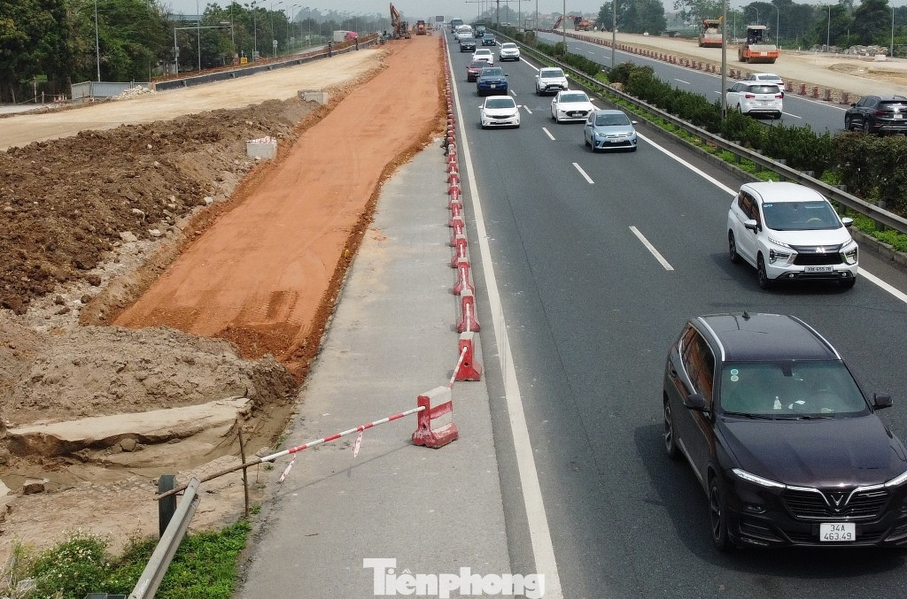 Hiện cao tốc Cầu Giẽ - Ninh Bình hai bên đều có nhiều công trường thi công chiếm dụng lòng đường cao tốc. Hiện cao tốc Cầu Giẽ - Ninh Bình hai bên đều có nhiều công trường thi công chiếm dụng lòng đường cao tốc.