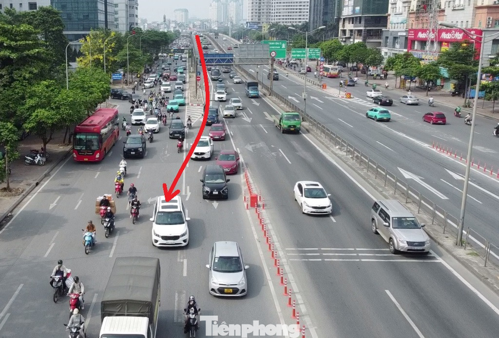 Với việc lắp thêm hàng cọc tiêu này, giao thông ở dốc đường Vành đai 3 trên cao khi xuống nút giao Mai Dịch được tổ chức theo hướng ô tô được phép rẽ phải (mũi tên); với ô tô, xe máy đi ở đường bên dưới bị cấm lên cầu vượt bên tông (đường trên cao Vành đai 3).