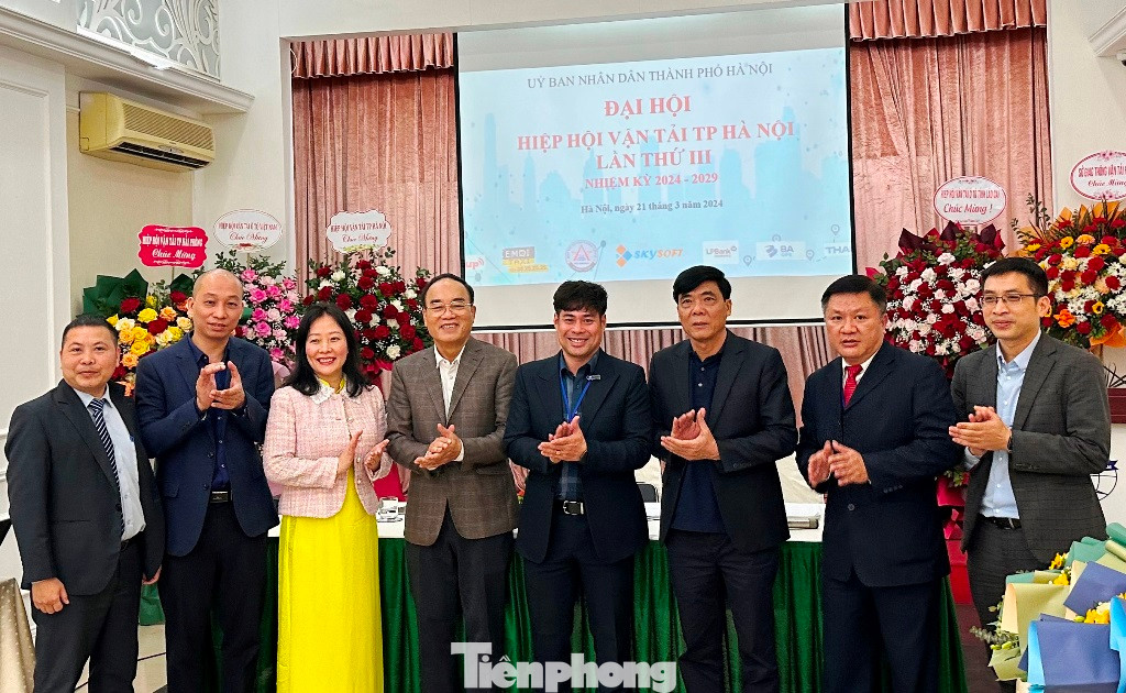 Ban Chấp hành nhiệm kỳ mới Hiệp hội vận tải Hà Nội ra mắt sáng 21/3. Ảnh: Trọng Đảng